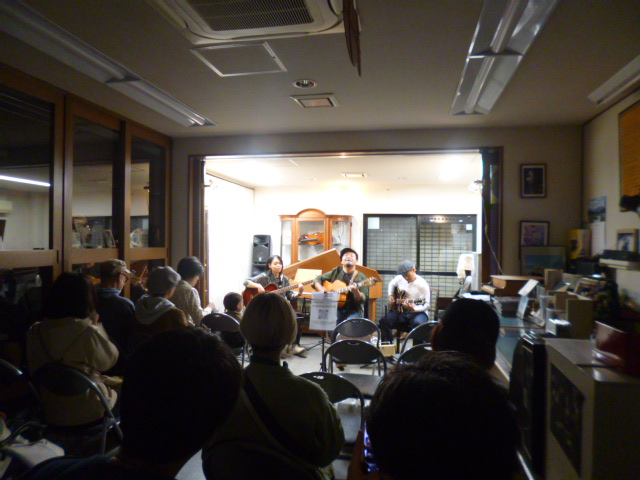 Kyoto_Gekkodo's tweet photo. 【下鴨音楽祭開催中！】
熱い、熱い、パッション。ストレートに。そういうのもあっていい。
そう思わせてくれる。やっぱロックもかっこいい。
カントリーベースなのもまたエモい。

#下鴨音楽祭 #月光堂 https://t.co/FxIfBeV30Q