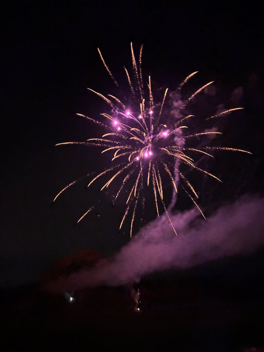 LauraJ4SWEast's tweet image. 🎆 The Raglan Fireworks were brilliant last night!

👏🏻 A massive well done and thank you to Raglan @ScoutsCymru , @RaglanFC and all the volunteers for running it so smoothly and making it such a success.

🔥 Great fireworks, bonfire and food! 🌭 

#Raglan #Monmouthshire #Wales