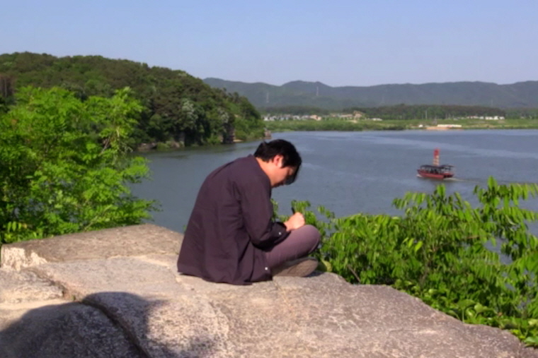 arret_camera's tweet image. On l&apos;a fait avant de filer, le 60ème épisode d&apos;@arret_camera est disponible ! Quatre films au programme du podcast, dont :
- Ce que cette nature te dit
- Smashing Machine
- A House of Dynamite
- Frankenstein

Écoutez-nous ici : open.spotify.com/episode/4dzCCs…

A dans un mois ❤️‍🔥