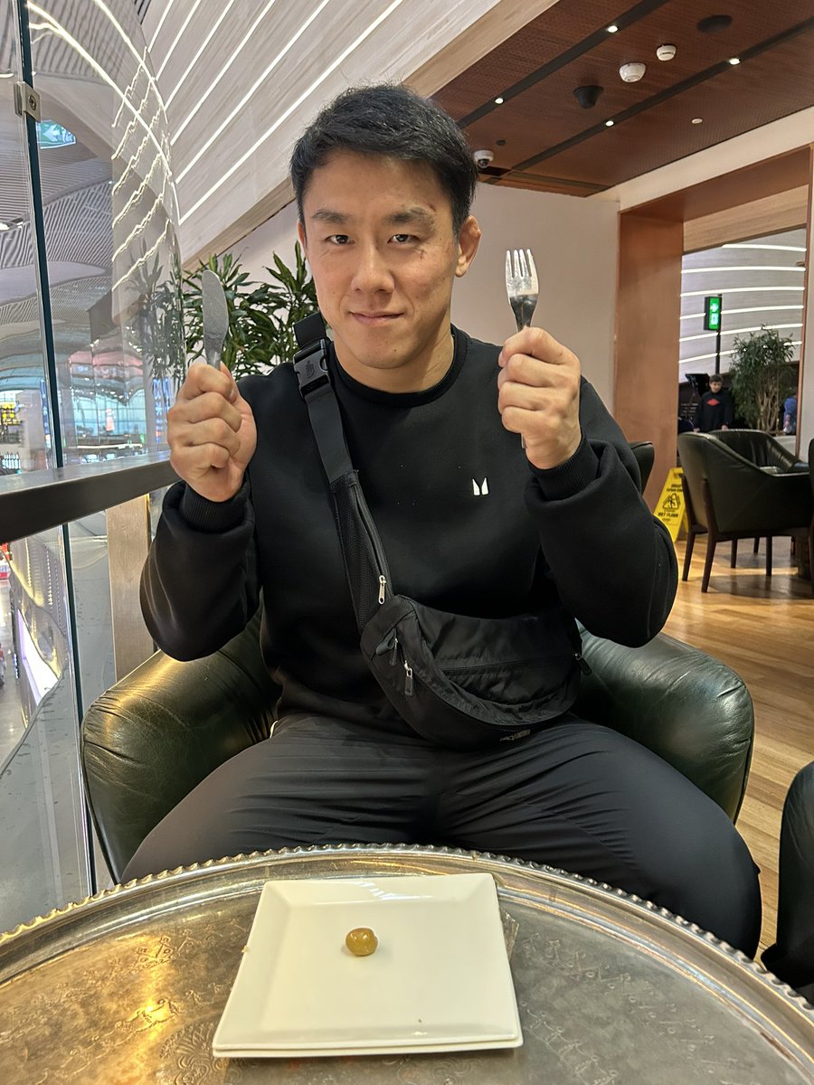 Yujiro_Seto's tweet photo. 再びイスタンブールの空港ラウンジにやってきた櫻井選手、オリーブの実に再挑戦です！ https://t.co/K79lWqLrOK