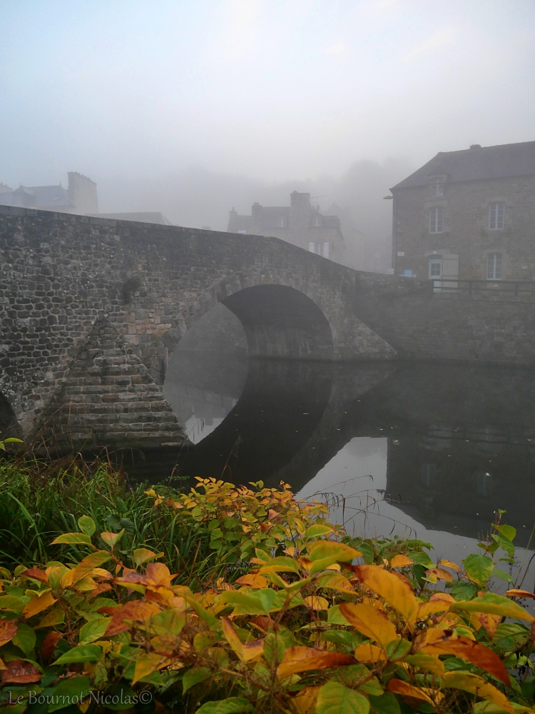 Le Vieux Pont de Dinan se révèle, à peine, dans la brume matinale.
Un instant hors du temps.
Bon dimanche