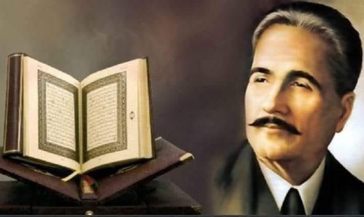 _imaan_n's tweet photo. کلامِ اقبال اور قرآنِ کریم 

علامہ محمد اقبالؒ برصغیر کے وہ مفکر، شاعر اور فلسفی ہیں جنہوں نے امتِ مسلمہ کے فکری و روحانی احیاء کا خواب دیکھا۔ ان کی شاعری محض الفاظ کا جادو نہیں، بلکہ قرآنِ حکیم کی روح سے سرشار ایک فکری پیغام ہے۔ ۔”

 اقبال کا ہر شعر قرآنِ کریم کی روشنی میں فکر و عمل کی دعوت دیتا ہے۔ اُن کی شاعری دراصل قرآن کے ابدی پیغام کی عملی تعبیر ہے، جو انسان کو اپنے مقام، مقصد اور خالق کی پہچان کراتی ہے۔

 اللہ کریم کی کبریائی اور تخلیقِ کائنات

اقبال کی شاعری میں اللہ تعالیٰ کی عظمت، کبریائی اور تخلیقِ کائنات کے حیرت انگیز مظاہر کا ذکر جابجا ملتا ہے۔ اقبال کے نزدیک پوری کائنات خدا کی قدرت کا مظہر ہے، اور انسان اس کے حسن و نظام سے ایمان کی تازگی حاصل کرتا ہے۔

اقبال فرماتے ہیں:

> یہ کائنات ابھی ناتمام ہے شاید
کہ آرہی ہے دما دم صدائے "کن فیکون"

یہ شعر سورۂ یٰسین (آیت 82) کی اس آیت کی ترجمانی کرتا ہے:

> “اِنَّمَاۤ اَمْرُهٗۤ اِذَاۤ اَرَادَ شَیْـًٔا اَنْ یَّقُوْلَ لَهٗ كُنْ فَیَكُوْنُ”
یعنی “جب وہ کسی چیز کا ارادہ کرتا ہے تو صرف یہ کہتا ہے کہ ‘ہو جا’، پس وہ ہو جاتی ہے۔”

اقبال کے نزدیک یہ “کن فیکون” محض ایک لفظ نہیں، بلکہ خدا کی تخلیقی قوت کا تسلسل ہے جو ہر لمحہ کائنات میں جاری و ساری ہے۔

 انسان کی فضیلت اور خودی کا تصور

اقبال کے فلسفے کی بنیاد قرآن کے اس اصول پر ہے کہ انسان کو اللہ نے زمین پر اپنا خلیفہ بنایا۔
سورۂ بقرہ (آیت 30) میں ارشادِ باری تعالیٰ ہے:

> “اِنِّیْ جَاعِلٌ فِی الْاَرْضِ خَلِیْفَةً”
“میں زمین میں اپنا نائب (خلیفہ) بنانے والا ہوں۔”

اقبال اس قرآنی پیغام کو انسانی خودی کے تصور کے ساتھ جوڑتے ہیں۔ وہ انسان کو اپنی باطنی قوت پہچاننے، اپنی روحانی عظمت اجاگر کرنے اور اپنی تقدیر خود رقم کرنے کی دعوت دیتے ہیں:

> خودی کو کر بلند اتنا کہ ہر تقدیر سے پہلے
خدا بندے سے خود پوچھے، بتا تیری رضا کیا ہے

یہ شعر دراصل انسان کی اس بلندی کی طرف اشارہ کرتا ہے جسے وہ اپنے ایمان، یقین اور کردار سے حاصل کر سکتا ہے۔

 ایمان و یقین کا پیغام

اقبال کے نزدیک ایمان ایک زندہ قوت ہے، جو انسان کو حرکت، عمل اور کامیابی عطا کرتی ہے۔
قرآنِ کریم میں بھی ایمان کو محض اعتقاد نہیں بلکہ ایک فعال طرزِ حیات قرار دیا گیا ہے۔
سورۂ الحجرات (آیت 15) میں فرمایا گیا:

> “اِنَّمَا الْمُؤْمِنُوْنَ الَّذِیْنَ اٰمَنُوْا بِاللّٰهِ وَرَسُوْلِهٖ ثُمَّ لَمْ یَرْتَابُوْا”
“سچے مومن وہ ہیں جو اللہ اور اس کے رسول پر ایمان لائے اور پھر کسی شک میں نہ پڑے۔”

اسی مفہوم کو اقبال نے اپنے الفاظ میں یوں بیان کیا:

> یقیں محکم، عمل پیہم، محبت فاتحِ عالم
جہادِ زندگانی میں ہیں یہ مردوں کی شمشیریں

یہ ایمان ہی ہے جو انسان کو حوصلہ، یقین اور تسخیرِ کائنات کی جرات دیتا ہے۔

 نماز اور دعا کی اہمیت

قرآن میں نماز اور دعا کو بندگی کی روح قرار دیا گیا ہے۔
سورۂ بقرہ (آیت 186) میں اللہ تعالیٰ فرماتے ہیں:

> “اُجِیْبُ دَعْوَةَ الدَّاعِ اِذَا دَعَانِ”
“میں پکارنے والے کی پکار سنتا ہوں جب وہ مجھے پکارتا ہے۔”

اقبال کے نزدیک دعا محض الفاظ نہیں بلکہ روح کی پرواز ہے۔ وہ انسان کو عمل کے ساتھ ساتھ دعا کی قوت پر بھی یقین رکھنے کی تلقین کرتے ہیں:

> گرتے ہیں شہسوار ہی میدانِ جنگ میں
وہ طفل کیا گرے جو گھٹنوں کے بل چلے
یہ شعر اقبال کی اس فکر کی عکاسی کرتا ہے کہ دعا اور عمل مل کر انسان کو کامیابی کے بلند مقام تک پہنچاتے ہیں۔

فکر و عمل کی ترغیب

اقبال کی شاعری میں قرآنی فکر کے مطابق “تفکر” اور “عمل” دونوں بنیادی ستون ہیں۔
سورۂ آلِ عمران (آیت 191) میں ارشاد ہے:

> “یَتَفَكَّرُوْنَ فِیْ خَلْقِ السَّمٰوٰتِ وَالْاَرْضِ”
“جو آسمانوں اور زمین کی تخلیق میں غور و فکر کرتے ہیں۔”
اسی حقیقت کو اقبال نے اپنے مشہور شعر میں یوں پیش کیا:

> تندیِ بادِ مخالف سے نہ گھبرا اے عقاب
یہ تو چلتی ہے تجھے اونچا اُڑانے کے لیے

یہی وہ پیغام ہے جو قرآن انسان کو دیتا ہے — کہ مشکلات دراصل ایمان کو مضبوط بنانے کے امتحان ہیں۔

 آخرت اور جزا و سزا کا تصور

قرآنِ مجید میں آخرت کو ایمان کی اساس قرار دیا گیا ہے، اور اقبال نے بھی اس تصور کو اپنی شاعری میں نہایت گہرائی سے بیان کیا۔ ان کے نزدیک دنیا ایک عارضی مقام ہے جبکہ حقیقی زندگی آخرت کی ہے۔

> یہ جہاں چیز ہے کیا؟ لوح و قلم تیرے ہیں

یہ شعر دراصل اس حقیقت کی طرف اشارہ ہے کہ انسان کو اس دنیا کی فانی لذتوں میں نہیں الجھنا چاہیے بلکہ اپنے اعمال کی جواب دہی اور ابدی زندگی کی تیاری کرنی چاہیے۔
👇🏻👇🏻👇🏻👇🏻👇🏻👇🏻