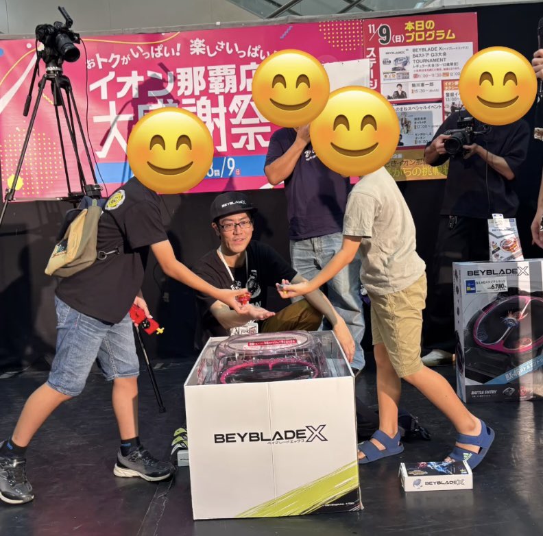ryukyu_BEY's tweet image. 本日はイオン那覇のG3大会にジャッジとして参加させていただきました😊

前回も大盛況の大会でしたが、今回も山城コンセイソンさん達のMCにより抽選から大盛り上がり⤴︎

準決勝からは舞台でカメラに囲まれて選手もジャッジも緊張でしたね🤣…