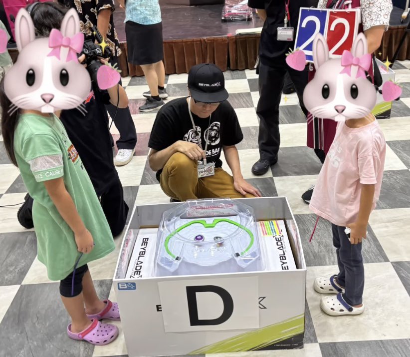 ryukyu_BEY's tweet image. 本日はイオン那覇のG3大会にジャッジとして参加させていただきました😊

前回も大盛況の大会でしたが、今回も山城コンセイソンさん達のMCにより抽選から大盛り上がり⤴︎

準決勝からは舞台でカメラに囲まれて選手もジャッジも緊張でしたね🤣…