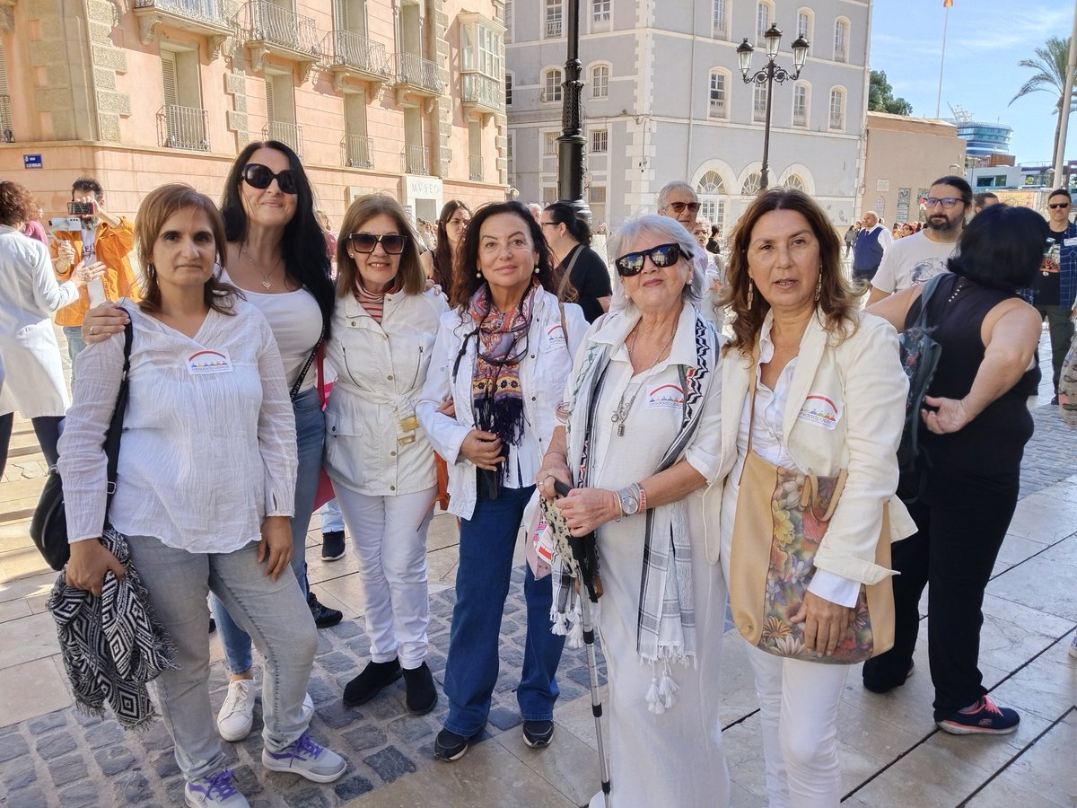 centro_psoe's tweet photo. 📢Ayer asistimos al Paseo x la #SanidadPública donde se leyó un Manifiesto q denuncia la política de Recortes✂️ de 30 años de Gobiernos PP,ahora con Vox: 
❌aumento listas de espera
❌Atención Primaria infrafinanciada
❌3er presupuesto per cápita más bajo de 🇪🇸 
❌Privatizaciones https://t.co/sTbAjNjjCn