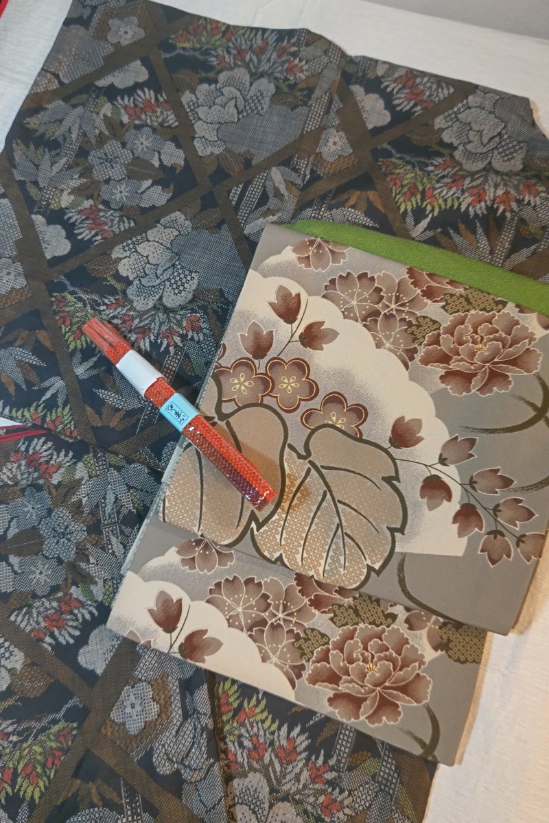 松皮菱に梅、松、笹、牡丹の凝った大島紬に、源氏香と桐の花のリバーシブルの化繊の袋帯のコーデ2種

着丈160cm、裄63cm、6900円
帯、448cm、5800円

通販、お取置ご希望の方はDM、メールにてお問合せください✨️
#大島紬の攻略コーデ #西荻窪