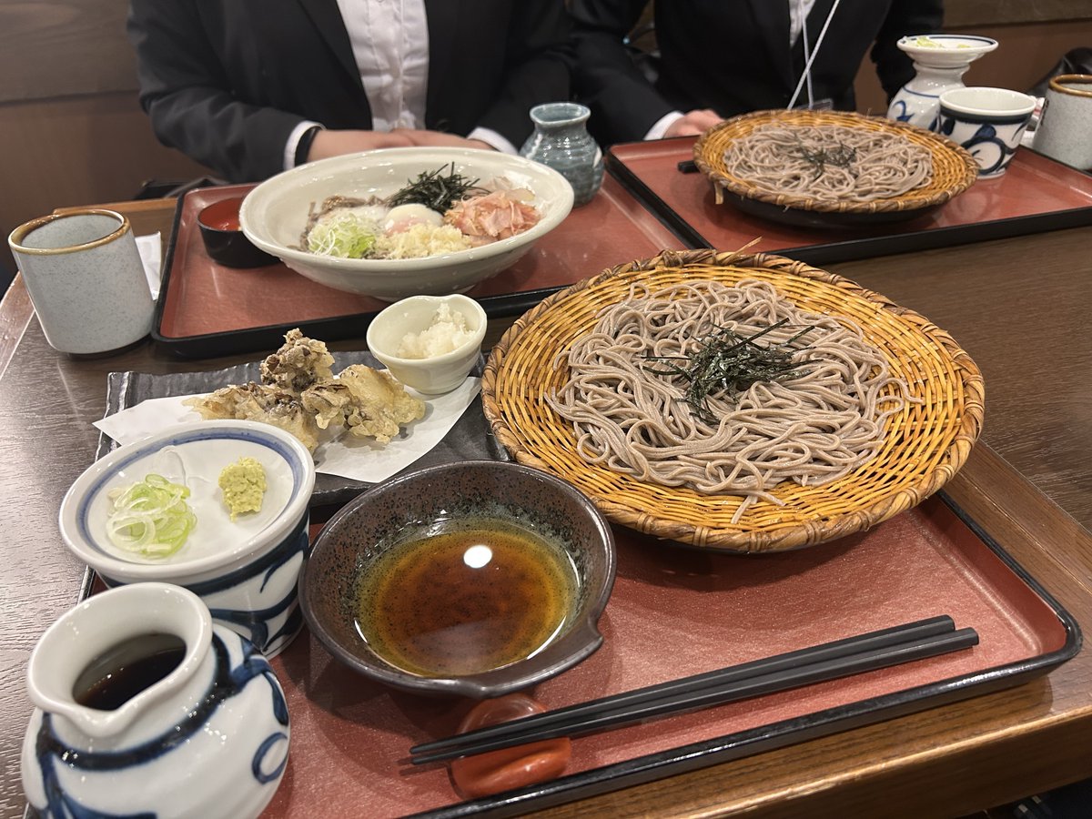p74HS0eOvN6448's tweet photo. ╭━━━━━━━━━╮
    香川で信州そばッ❓
╰━ｖ━━━━━━━╯  

第59回日本作業療法学会に本専攻4年生、3年生が複数参加したみたいッ✨

その内のお一人からご飯の写真を頂いちゃいました（香川で信州そば食べたの？☺️）

スーツ姿で企業展示、ポスター発表を精力的に回ってすごいです🤩 https://t.co/uciuP0bsFG