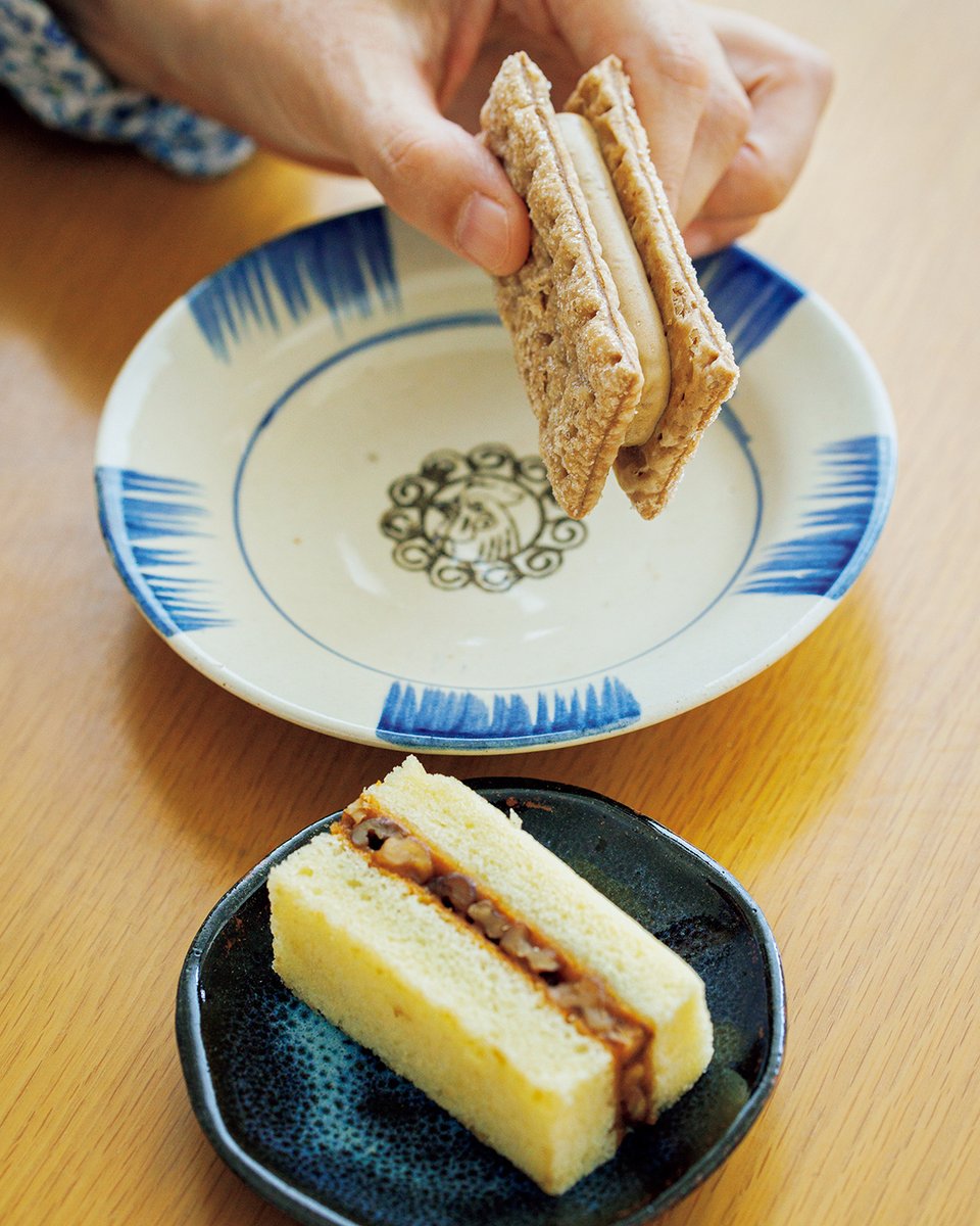 文筆家の木村衣有子さんがコーヒーのサーバーとして重宝しているのは〈パイレックス〉の計量カップ。ドリッパーは『ツバメコーヒー』の「ワイスケドリッパー」。コーヒーのおともには『六花亭』の「霜だたみ」や「マルセイバターケーキ」を。
#コーヒーとお茶とわたしの時間

andpremium.jp/book/premium-n…