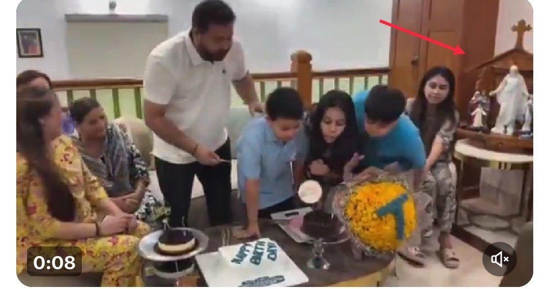 तेजस्वी- लालू परिवार ईसाई बन गया है।

राचेल गोडिन्हो के प्रभाव में लालू ने हेलोइन मनाया, महाकुंभ का विरोध किया और अब घर में क्रॉस और मदर मेरी को स्थापित कर दिया है।

तेजस्वी की पत्नी राचेल छठ पूजा भी नहीं मनाती। बिहार को अच्छा मूर्ख बनाया जा रहा है।