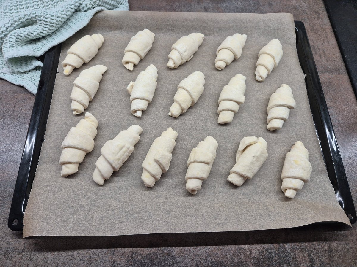 Brzký nedělní rána ráda věnuju smysluplným hospodyňkovským činnostem, abych svoji rodinu po probuzení hezky přivítala. ❤️🥳🥰
Jako jo, je devět, všichni jsou dávno vzhůru a je to mraženej polotovar, ale chápete, ne?