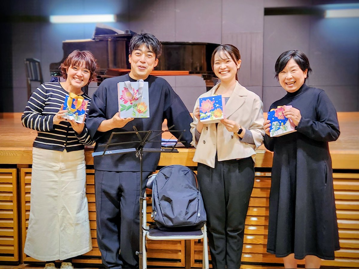 ensembleFlowEF's tweet image. #相澤直人 先生とゆめ缶兼団の皆さんの、トロサ国際合唱コンクールでの超快挙🏆🏆を、サプライズでお祝いしました🎉#渡辺研一郎 先生が、階段駆け降りてピョンピョンして祝ってくれているのにキュンキュン💕な広報おばちゃんズです✨😍😍😍✨