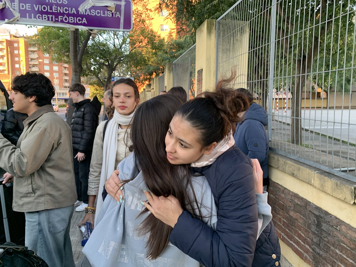 La première partie de l’échange Reus–Lille s’est terminée avec succès!
Nos élèves du Bachibac ont vécu une semaine de découvertes, d’amitié et de culture : Reus, Tarragone, Barcelone, ateliers, visites et partage 💬✨
Prochaine étape : Lille, en janvier !@mcatimo@insgabrielferr1