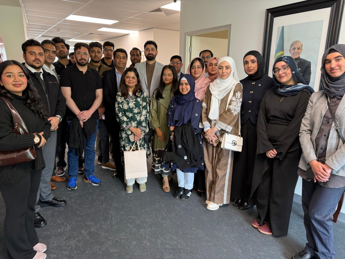 HE Irfan Shaukat held an interactive session with a group of 🇵🇰 students studying at various universities/colleges in VIC at the Consulate General of 🇵🇰 in Mel. Educational progression, experiences and issues were discussed. The High Commissioner assured them of full cooperation.