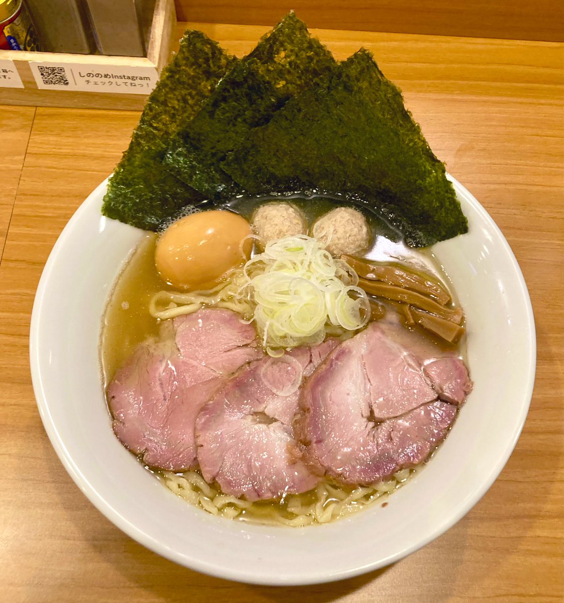 HiderohSahara's tweet photo. 亀戸の
【しののめヌードル】さんにて
『全部のせ塩らーめん(燻製たまご)』
手揉み麺を選択😊
スープも麺もTPもめちゃ旨😍 https://t.co/3Y5T3M0idE
