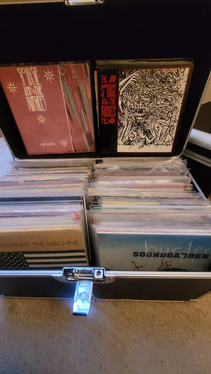 #Sundaysingles #siouxsiesunday #siouxsieandthebanshees , double header today , we are moving next weekend , the vinyl is coming with us in the car 😆😆🎼🎸🎹✌️🎅🍾