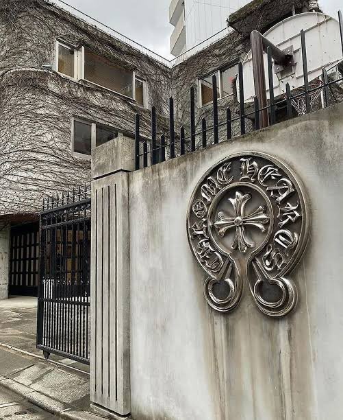 winterkooks's tweet photo. Jungkook was spotted in aoyama at a chrome hearts boutique that also just happens to be 1.5 miles away from yoyogi national stadium where aespa is holding concerts. Looks like he went with Winter on a secret vacation before schedules 🇯🇵
#WINTER #JUNGKOOK #정국 #민정 #winkook https://t.co/1GLhu4hTS9