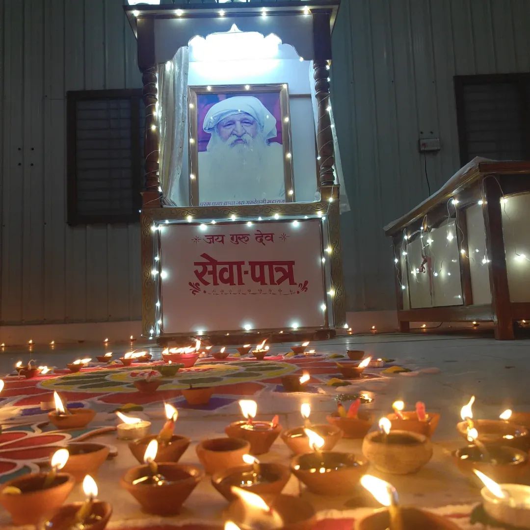 गुरु की कृपा जिसने पा लिया उसे दुनिया की किसी वस्तु को पाने का लालच नहीं।
Jai Gurudev 
सब मर्जों की एक दवाई 
#साधन_भजन_करो_मेरे_भाई