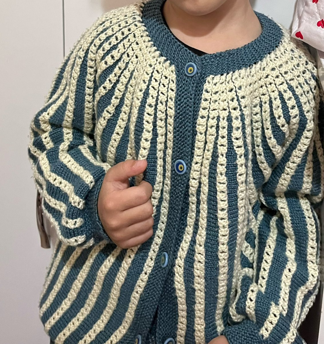 küçükken severek giydiğim kazağımın yeni sahibine bakınnn🥹 ona daha çok yakıştı 😌🧿