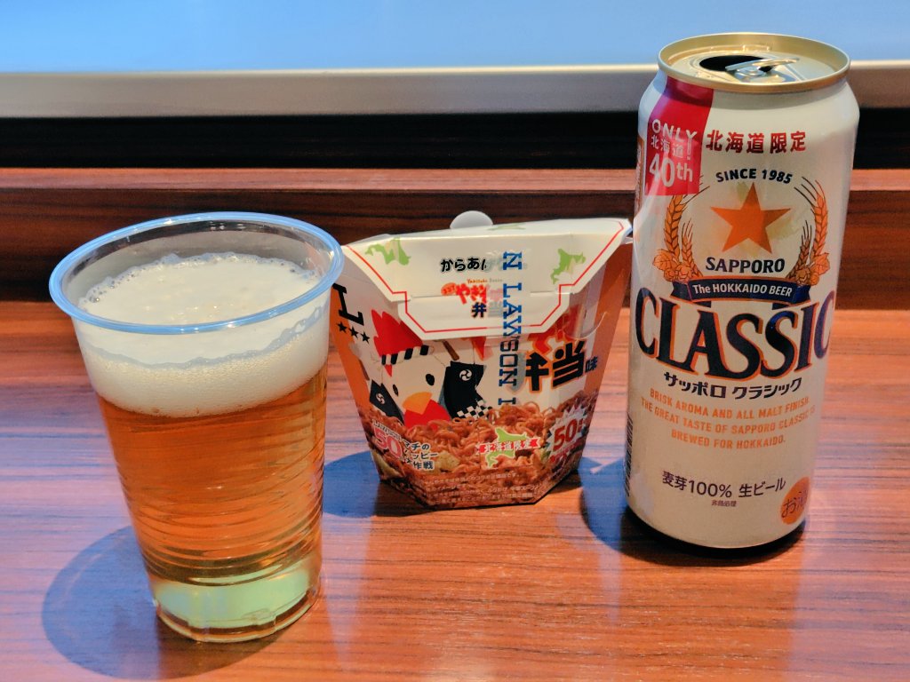 BeerAndLife's tweet photo. 北海道限定コンボ
「からあげクン まるでやきそば弁当味」＋ サッポロ クラシック
相性やばい

ローソン創業50周年 ＋ やきそば弁当発売50周年を記念した、歴史的なビールのおとも

パッケージ背面のトリビアは普通に知りませんでした
（あの味と中華スープは第二段階だったのか…） https://t.co/W0Pfp0AGDh