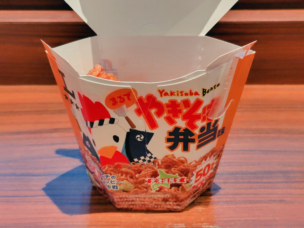 BeerAndLife's tweet photo. 北海道限定コンボ
「からあげクン まるでやきそば弁当味」＋ サッポロ クラシック
相性やばい

ローソン創業50周年 ＋ やきそば弁当発売50周年を記念した、歴史的なビールのおとも

パッケージ背面のトリビアは普通に知りませんでした
（あの味と中華スープは第二段階だったのか…） https://t.co/W0Pfp0AGDh