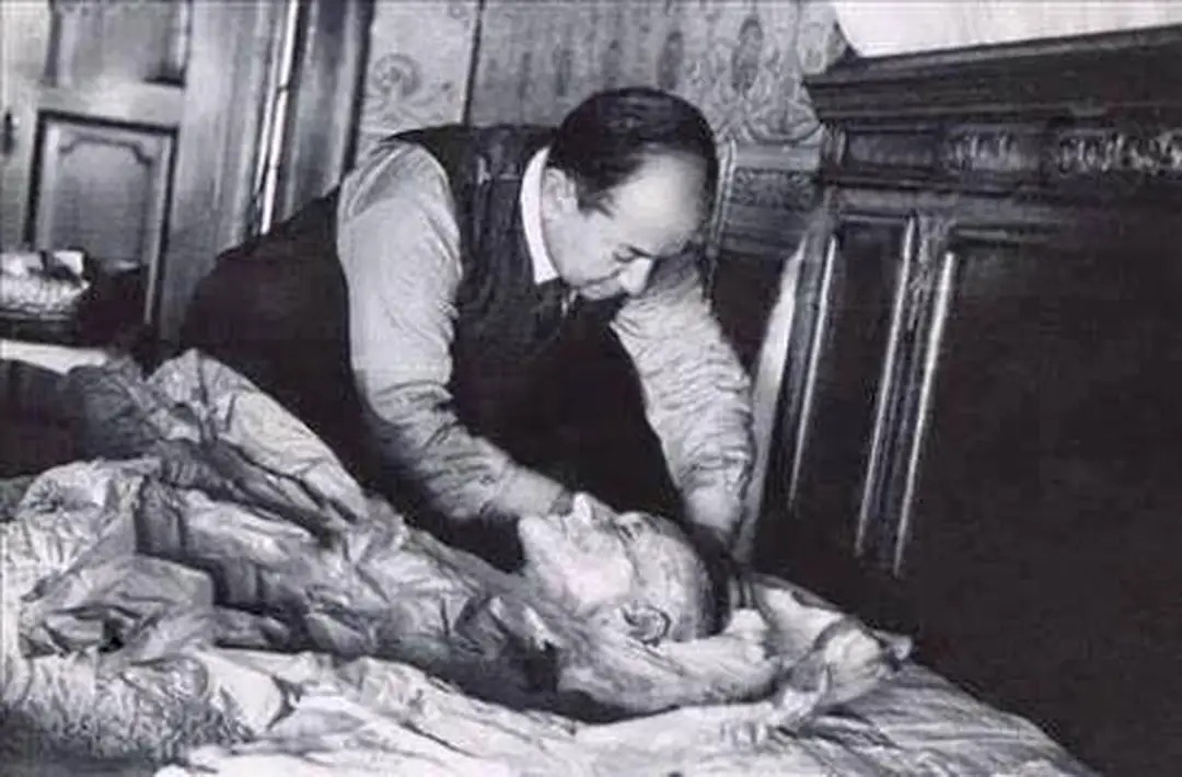 Atatürk Neden Ölmedi?
Simasına resmiyetin ve kanunların mutlak desteği sebebiyle rozetlerden, pullardan, paralardan aşina olduğumuz Atatürk 1938'den bu güne neden ölmedi? Çünkü Atatürk'ün canlı kalıp bir sandık veya kutunun kapağında oturması gerekiyor. Atatürk ölürse sandığa