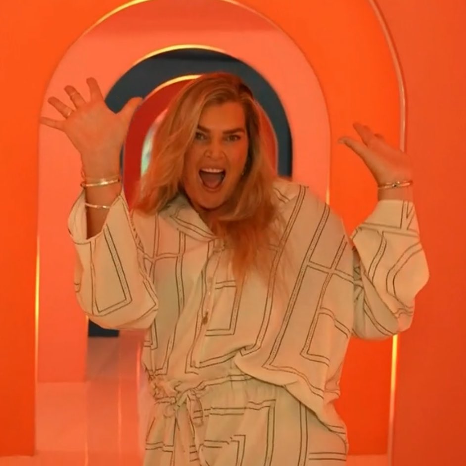BBAUSource's tweet photo. 🚨 Alana is the SECOND housemate to enter the Big Brother house!

#BBAU #BigBrotherAU https://t.co/RfSLRI7zbz