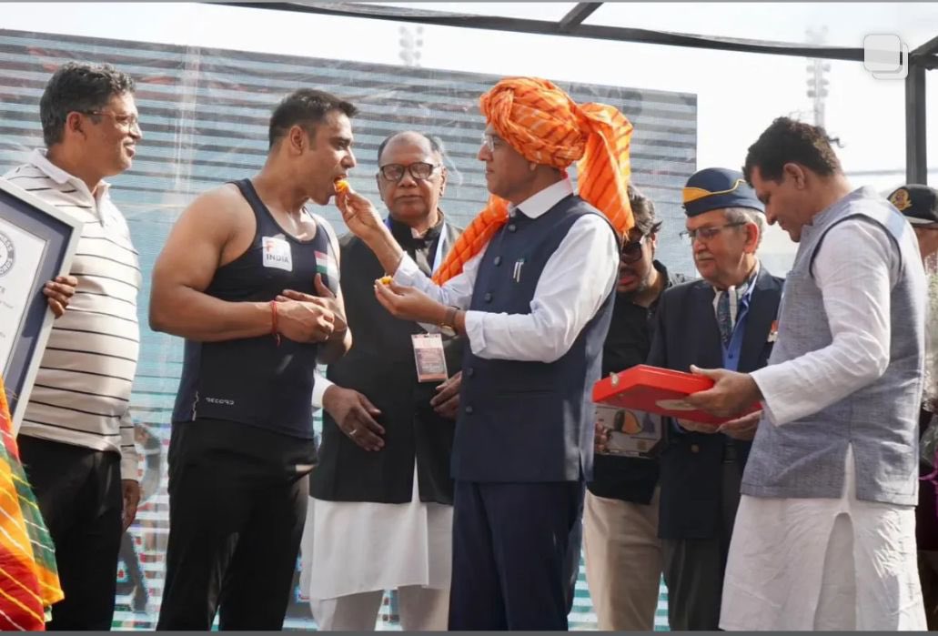DrJaideepArya's tweet photo. 🇮🇳 India Creates History at Jawaharlal Nehru Stadium!

🏆 #RohtashChoudhary sets a #GuinnessWorldRecord —
💪 847 push-ups with 27.700 kg weight, breaking the previous record of 820 push-ups with 27.2 kg!

🎖️ Dedicated to #OperationSINDOOR and the valour of the Indian Army 💂‍♂️

Honoured by Hon’ble Sports Minister Dr. Mansukh Mandaviya @mansukhmandviya
under #FitIndia & #KheloIndia
