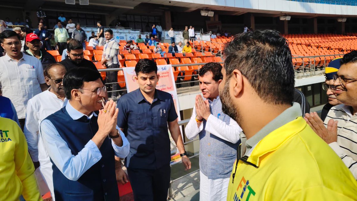 DrJaideepArya's tweet photo. 🇮🇳 India Creates History at Jawaharlal Nehru Stadium!

🏆 #RohtashChoudhary sets a #GuinnessWorldRecord —
💪 847 push-ups with 27.700 kg weight, breaking the previous record of 820 push-ups with 27.2 kg!

🎖️ Dedicated to #OperationSINDOOR and the valour of the Indian Army 💂‍♂️

Honoured by Hon’ble Sports Minister Dr. Mansukh Mandaviya @mansukhmandviya
under #FitIndia & #KheloIndia