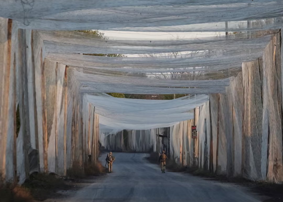 I pescatori della costa francese hanno inviato reti da pesca per proteggere dai droni russi, civili e soldati nelle zone al fronte. Simili reti sono state inviate in Ucraina anche da Svezia e Danimarca.
Si creano anche tunnel anti-droni, che non sono la "soluzione", ma aiutano.