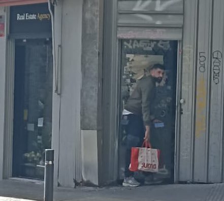 Un bon RT siusplau. ES MOLT GREU

Imagina que en un trist passatge sense sortida (amb una porteta de ferro destrossada) a Rosselló amb Sardenya, bcn, hi viuen desde fa anys diversos personatges de mala vida, #yonkis, borratxos…que sembla que de nit treballen per #Glovo (sembla)