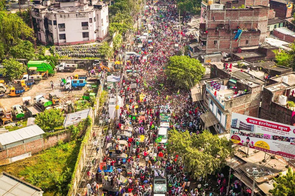 allmangaly's tweet photo. नरकटियागंज में इतिहास रचा खेसारी लाल यादव ने! 🔥

 नरकटियागंज विधानसभा का दृश्य अद्भुत था। सुपरस्टार खेसारी लाल यादव जी राष्ट्रीय जनता दल के उम्मीदवार दीपक यादव जी के समर्थन में पहुंचे और जनसंवाद किया।

उनके आगमन पर जनसैलाब उमड़ पड़ा। इतनी विशाल और उत्साही भीड़ बड़े-बड़े नेता अकेले इकट्ठा करने का सपना देखते रह जाते हैं। जनता का यह जुनून साफ बोल रहा है!

#KhesariLalYadav #BiharElection2025  #RJD