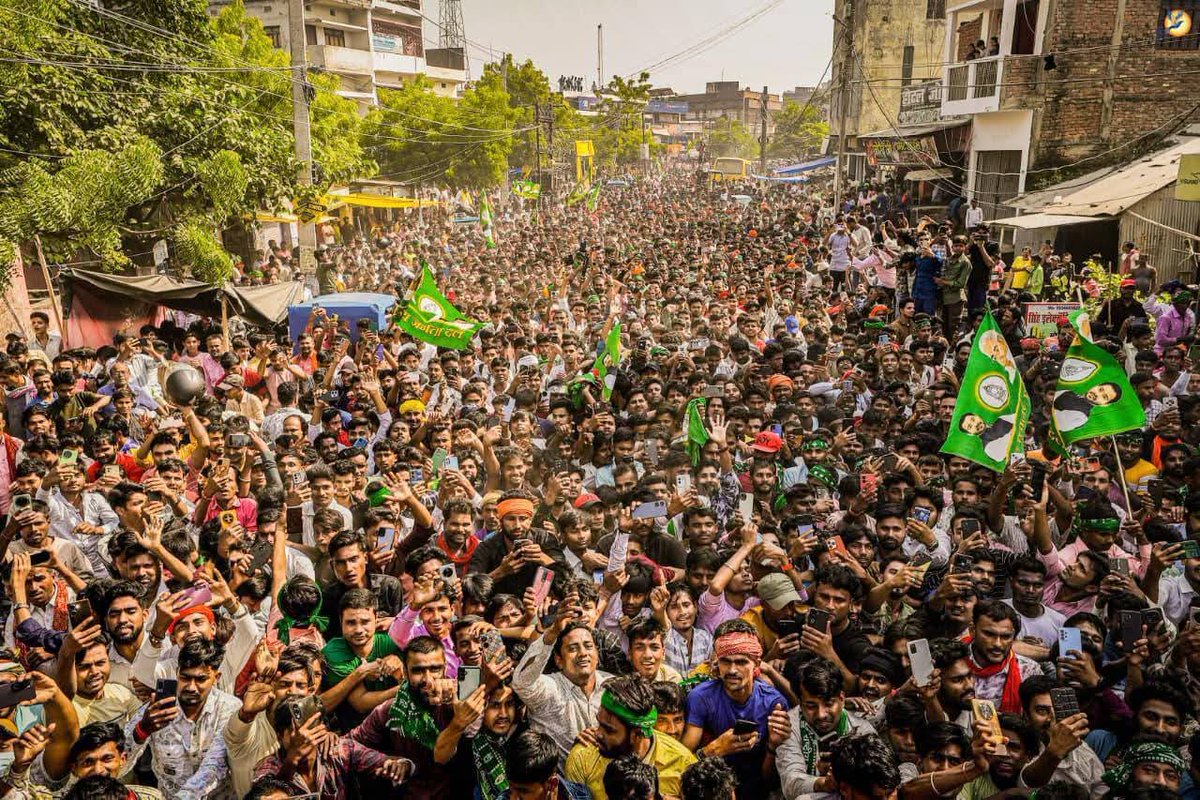 allmangaly's tweet photo. नरकटियागंज में इतिहास रचा खेसारी लाल यादव ने! 🔥

 नरकटियागंज विधानसभा का दृश्य अद्भुत था। सुपरस्टार खेसारी लाल यादव जी राष्ट्रीय जनता दल के उम्मीदवार दीपक यादव जी के समर्थन में पहुंचे और जनसंवाद किया।

उनके आगमन पर जनसैलाब उमड़ पड़ा। इतनी विशाल और उत्साही भीड़ बड़े-बड़े नेता अकेले इकट्ठा करने का सपना देखते रह जाते हैं। जनता का यह जुनून साफ बोल रहा है!

#KhesariLalYadav #BiharElection2025  #RJD