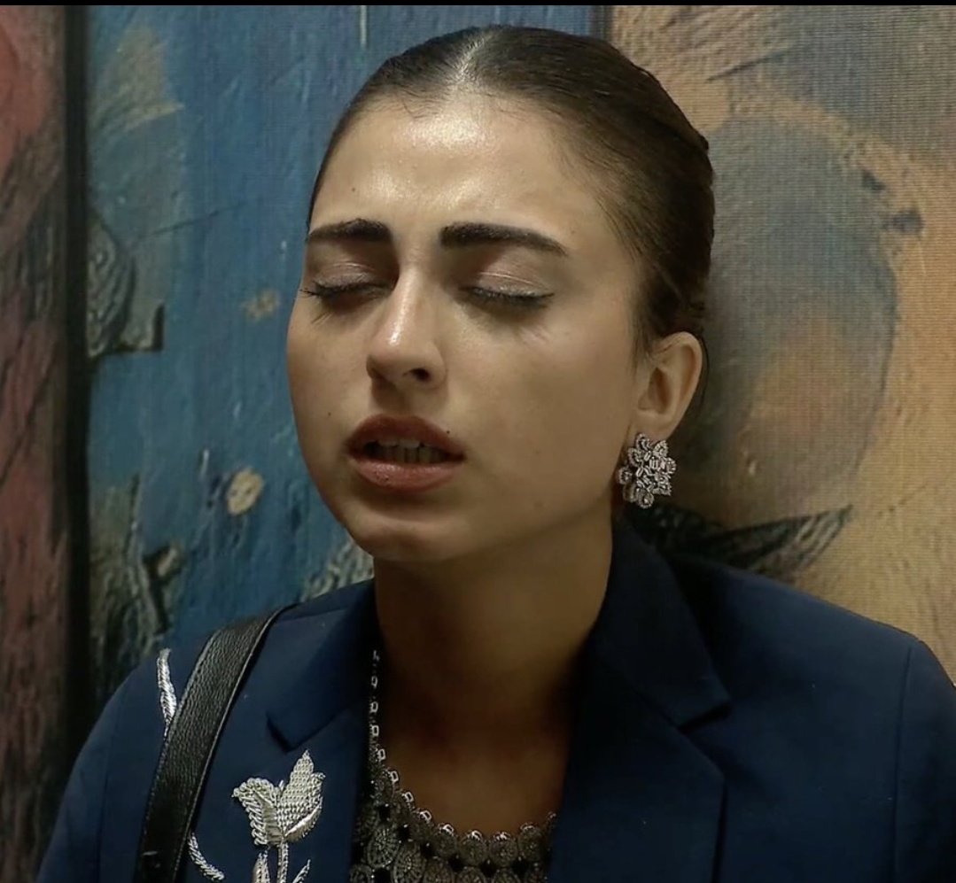 Jo ladki hamesha apne desh ke liye khadi rahi usko biggboss mei is tarah se sataya ja raha hai.

THE FARRHANA BHATT SEASON