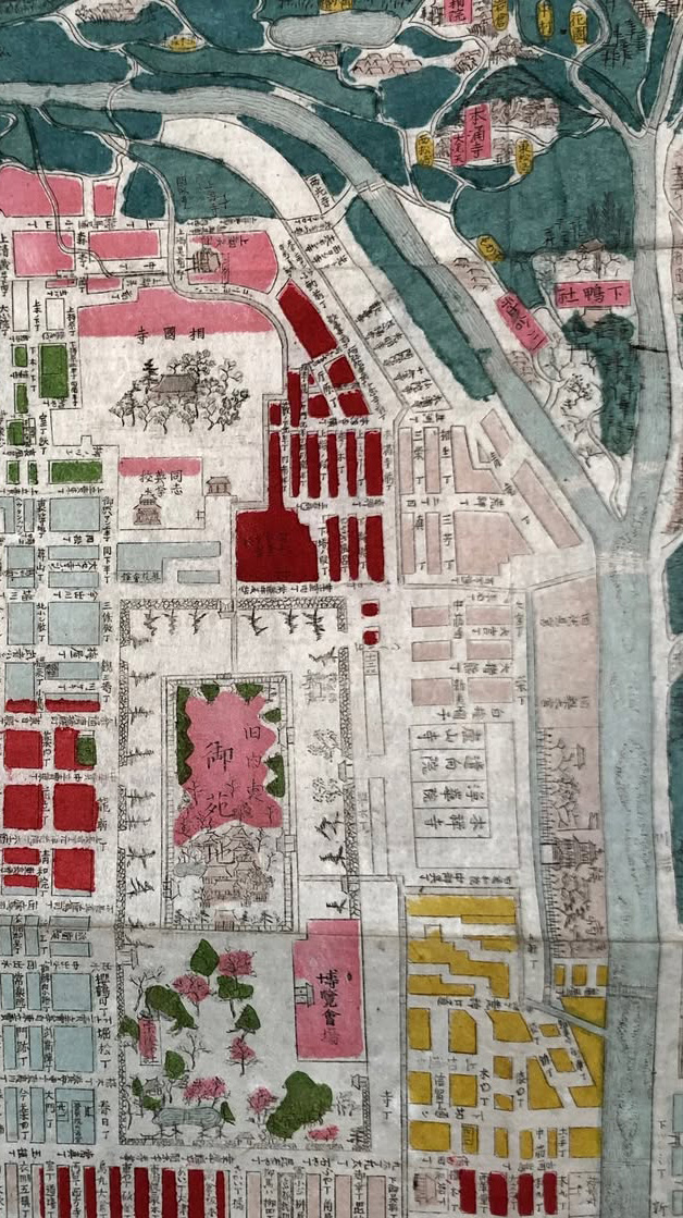 kazuhityamada's tweet image. 地図というのは想像力をかき立てる。地名という情報がイメージの喚起力を刺激するのだろう。明治の同志社が載っている地図を見せると学生たちはびっくり。歴史としては知っていても地図で見るとリアルな世界になる。御所の南に「博覧会場」を見つけてこれは何だと盛り上がる。発見と探究の原点だ。