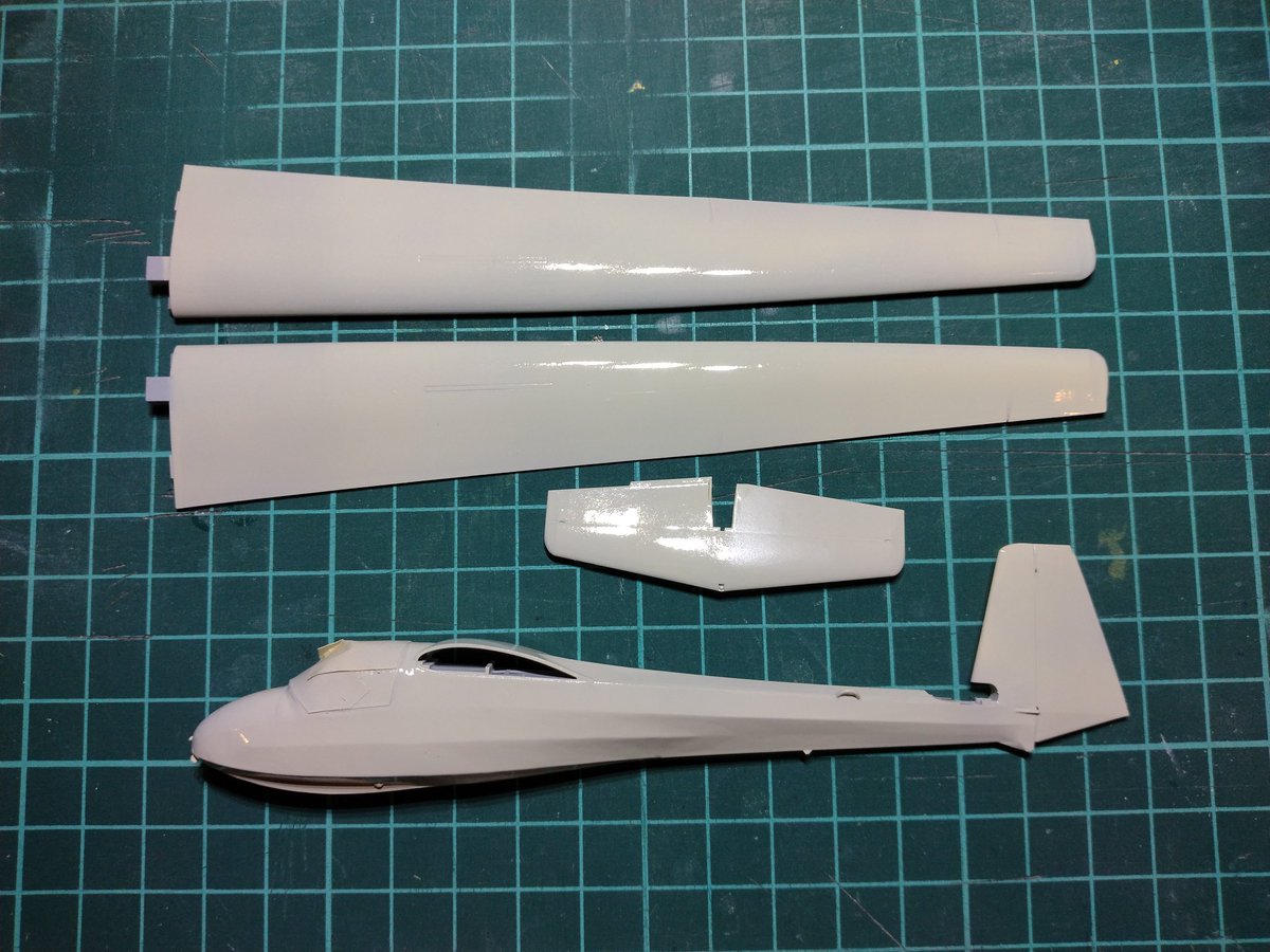 Ka8といえばこの色。クリーム色を塗って乾燥したら、例によって後退角がついた。カーボン骨入っているのにダメだったかぁ。作り直しですね～。