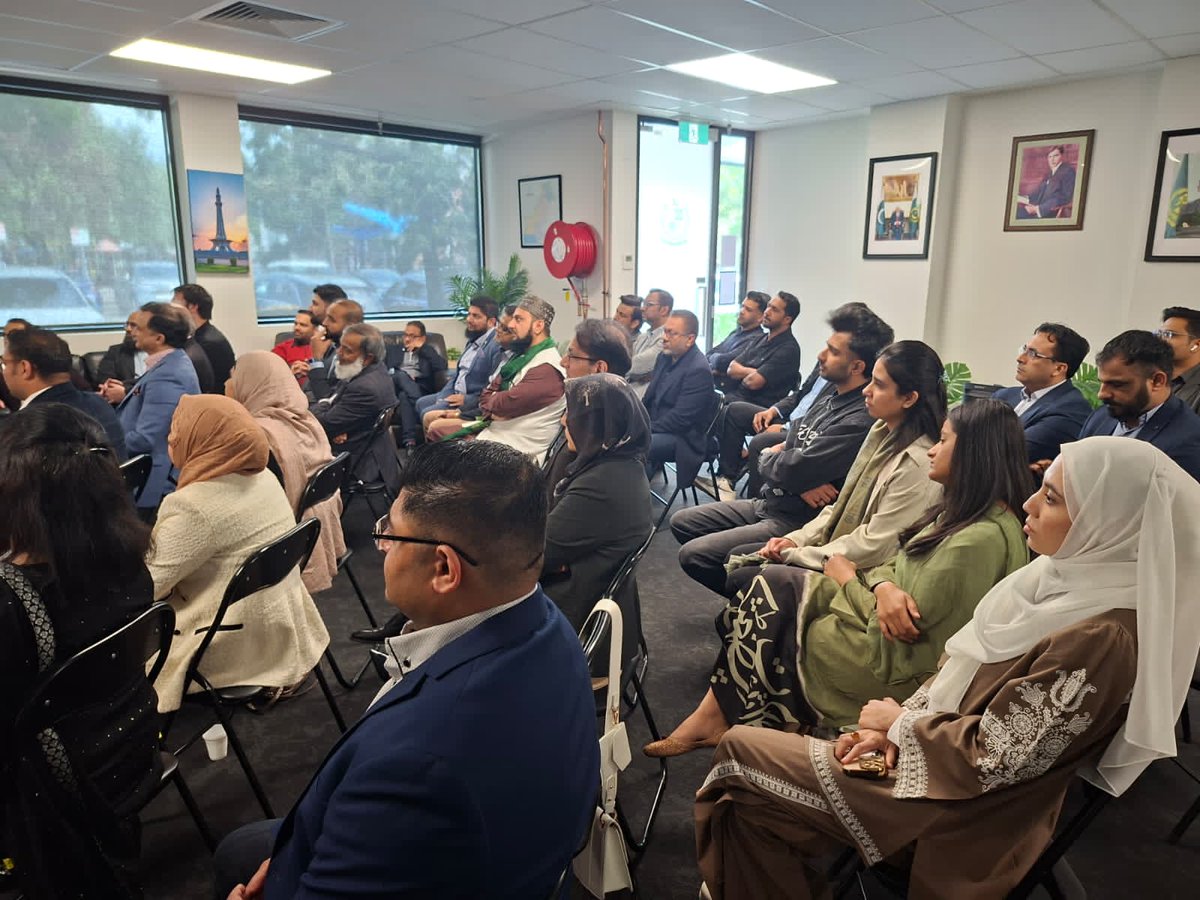 HE Irfan Shaukat met with the 🇵🇰 community at the Consualte General of 🇵🇰, Melbourne today. The main themes of discussion were resolving issues faced by the community, portraying positive image of 🇵🇰 in 🇦🇺, and to create further opportunities for bilateral trade and investment 🤝
