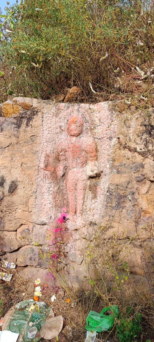 BerenMK73019710's tweet image. ये बुद्ध प्रतिमा महाराष्ट्र के चंद्रपूर जिले के भद्रावती तहसील के विजासन लेणी में है. जिसको मनुवादीयों ने नष्ट कर हनुमान बनाने का प्रयास किया लेकिन विफल रहे.
लेणीयों में भगवान बुद्ध की प्रतिमा के पास बोधिसत्व की प्रतिमाये होती है. जिनकी प्रतिमा हर बौद्ध देशो में मिलती है.
#Buddha