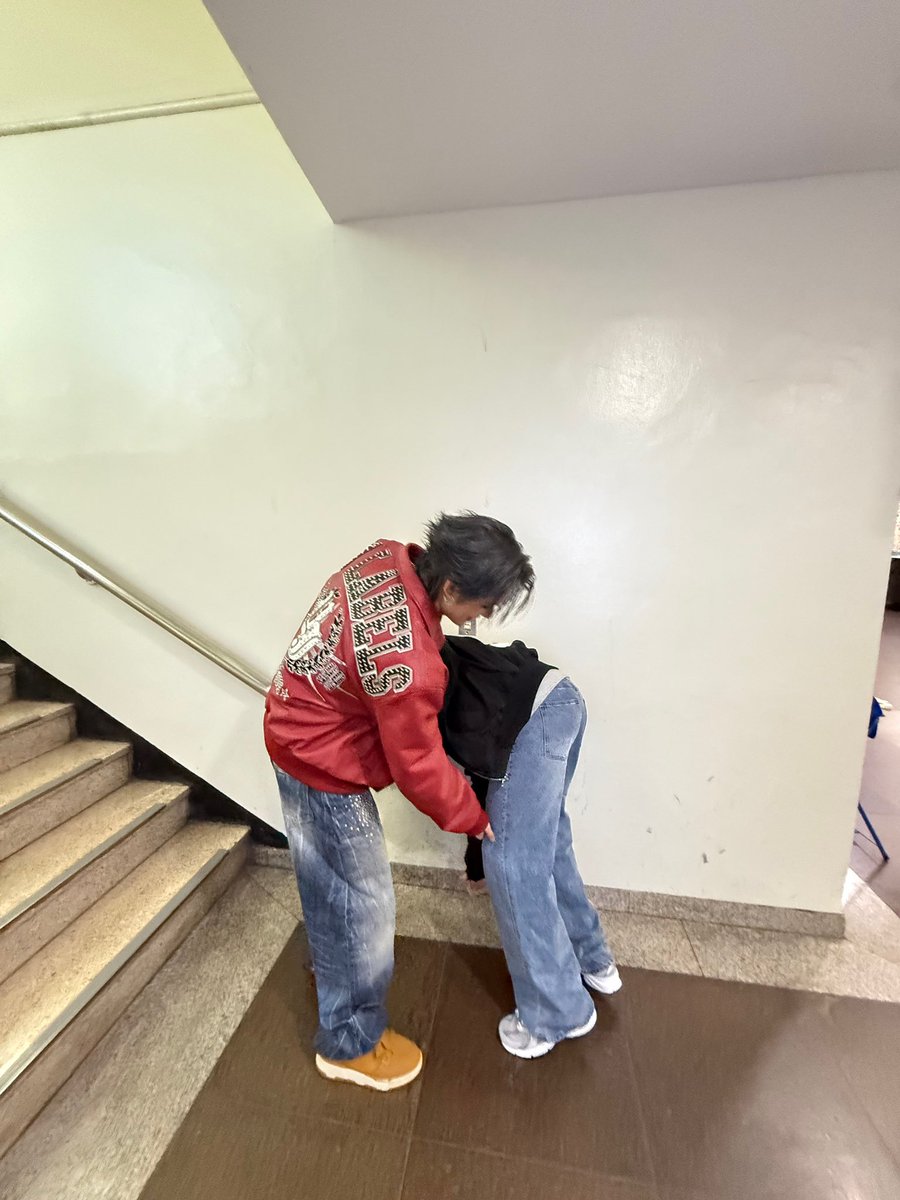 txt_sarangdan2's tweet photo. 연주니즈 계단에서 왜 이러고 있는지 아시는분 https://t.co/CHTb6R6qD0