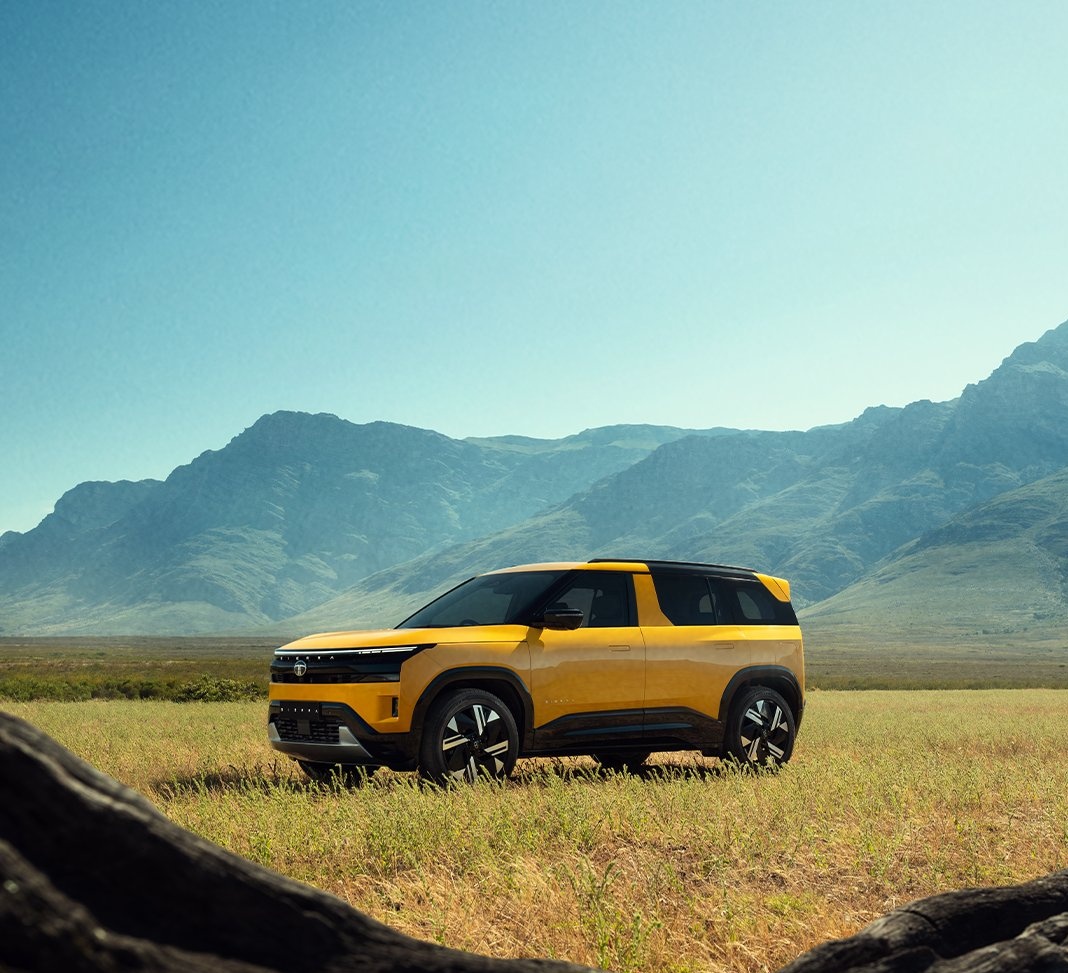Big wheels, not too many design details being crammed in and a clean look. Sierra maintains the concept like design and brave of Tata to bring a yellow on a compact SUV!