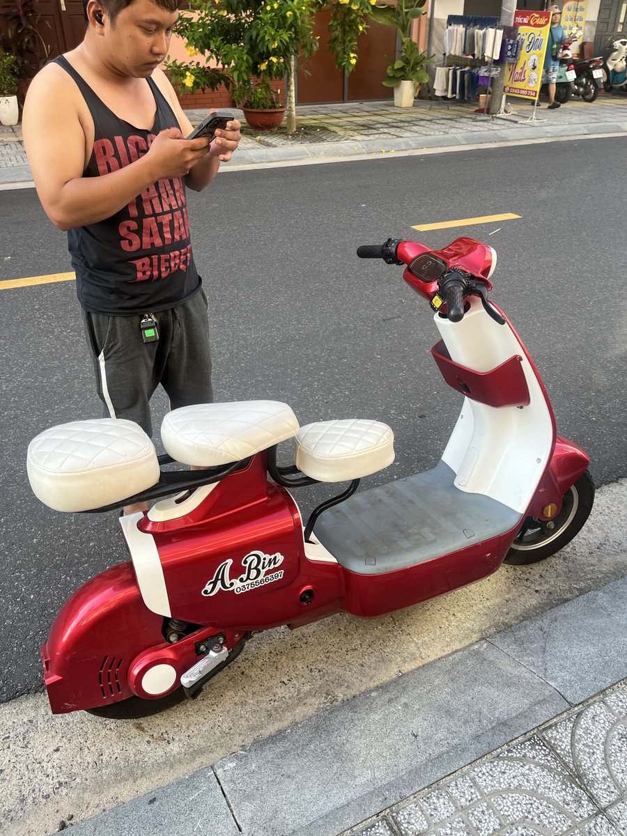 haruchi4201's tweet photo. ブンタウ最高今までで行った街で
1番好きかも🥹
25万ドンで電動バイクヘルメット免許なし
で爆走できます👌🇻🇳🏝️ https://t.co/OGEjrBZCss