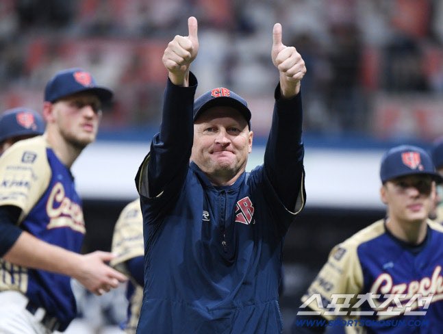 [포토] 체코 하딤 감독, 한국 팬들 응원에 엄지척
naver.me/x1mLmfa6

헐 나 이런 거 가슴따땃해져서못참겟슴｡｡｡
이틀 동안 명승부 펼친 체코팀도 수고하셨습니다😍