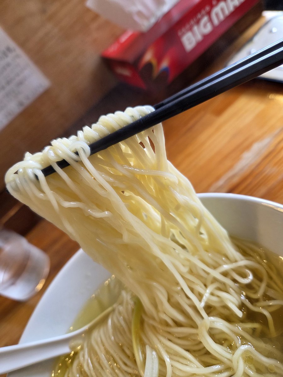 benben2106yanky's tweet photo. 栃木市☆麺堂HOME♪塩ら～めん800円♪☔1時間半圏内は近場🤣かなり久々の訪問前6後2🎶担々麺つけ麺と迷うが🤔塩を‼️麺線綺麗なビジュアル、鶏の旨味効いたスッキリとした塩スープに、しなやかな細ストレート麺しっとりした🐓と🐷の低温調理チャーシュー🍖穂先メンマ✨️サクサクと食べて完食完飲😋👌御馳走様でしたm(_ _)m