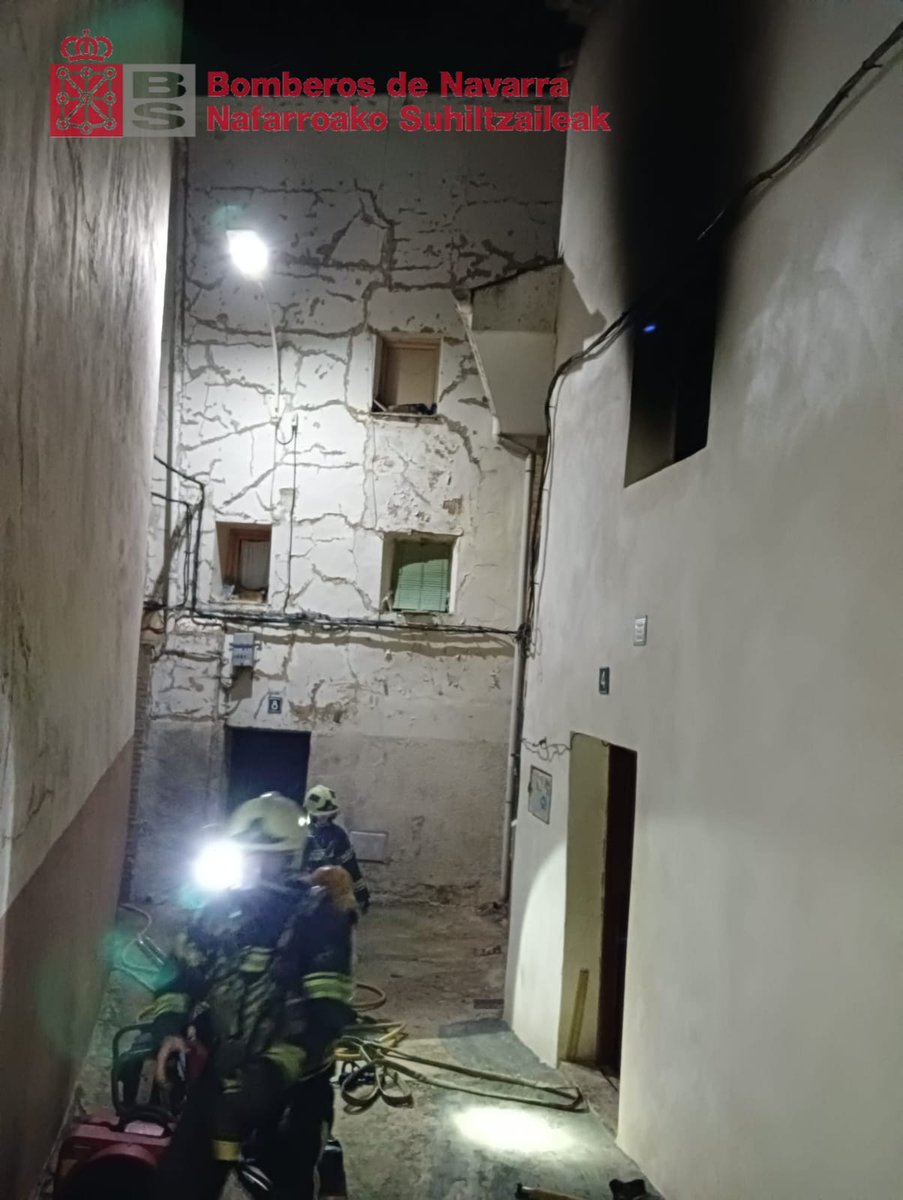bomberos_na's tweet photo. Intervenimos la noche del #sábado en #Sesma para extinguir un incendio en una vivienda
Tres personas trasladadas al Hospital Universitario de #Navarra
#ParqueLodosa
#ParqueEstella
#J22
@salud_na
#SVA
#SVB
@policiaforal_na https://t.co/HDQ0hFqZpT