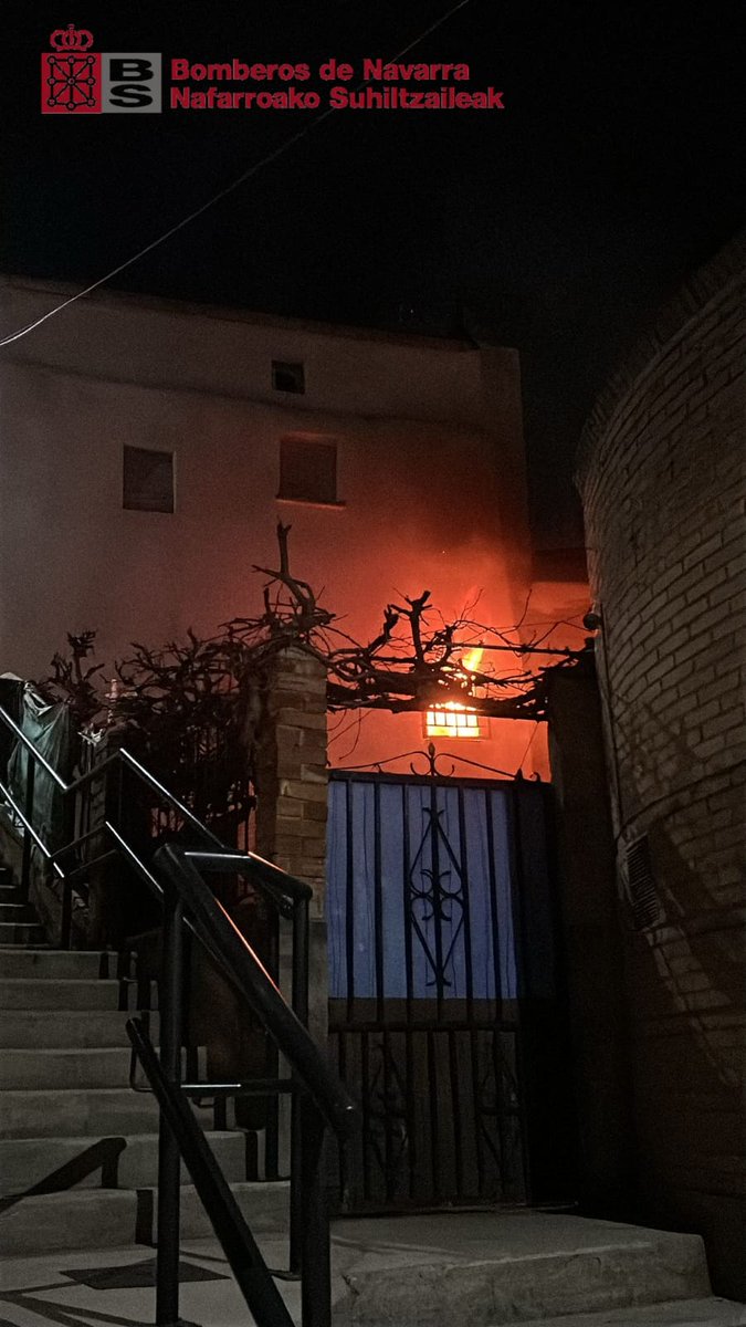 bomberos_na's tweet photo. Intervenimos la noche del #sábado en #Sesma para extinguir un incendio en una vivienda
Tres personas trasladadas al Hospital Universitario de #Navarra
#ParqueLodosa
#ParqueEstella
#J22
@salud_na
#SVA
#SVB
@policiaforal_na https://t.co/HDQ0hFqZpT