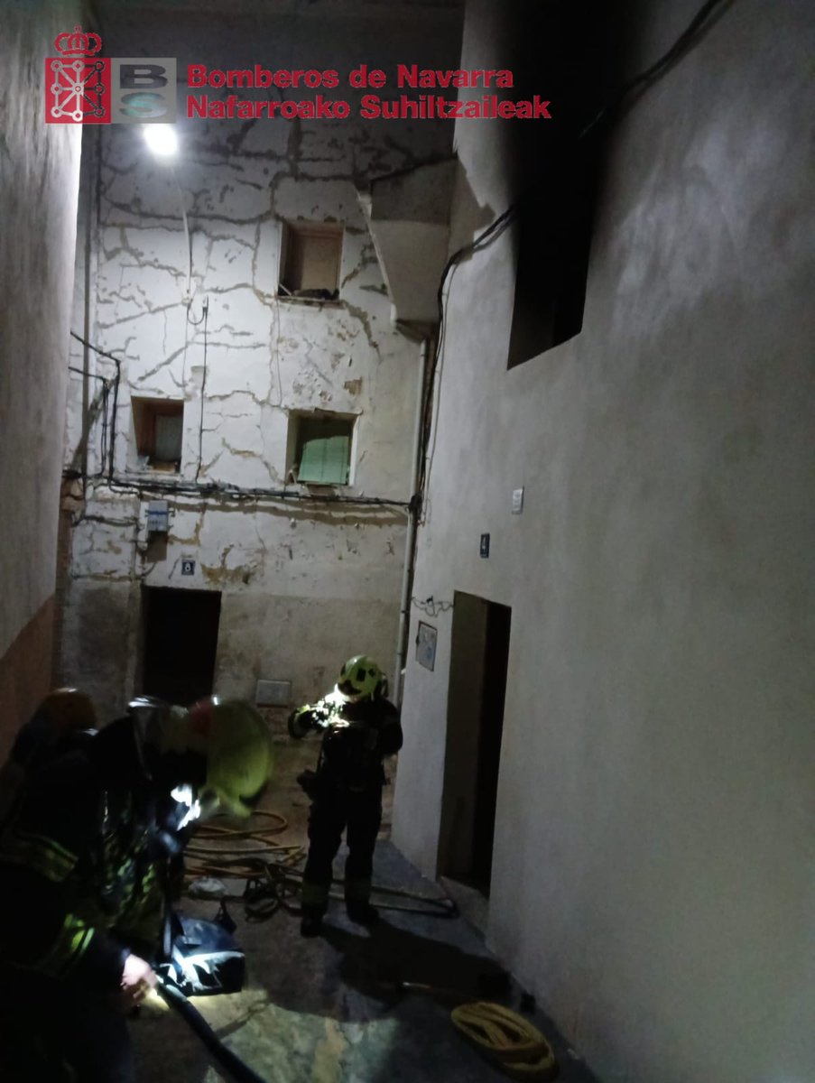bomberos_na's tweet photo. Intervenimos la noche del #sábado en #Sesma para extinguir un incendio en una vivienda
Tres personas trasladadas al Hospital Universitario de #Navarra
#ParqueLodosa
#ParqueEstella
#J22
@salud_na
#SVA
#SVB
@policiaforal_na https://t.co/HDQ0hFqZpT