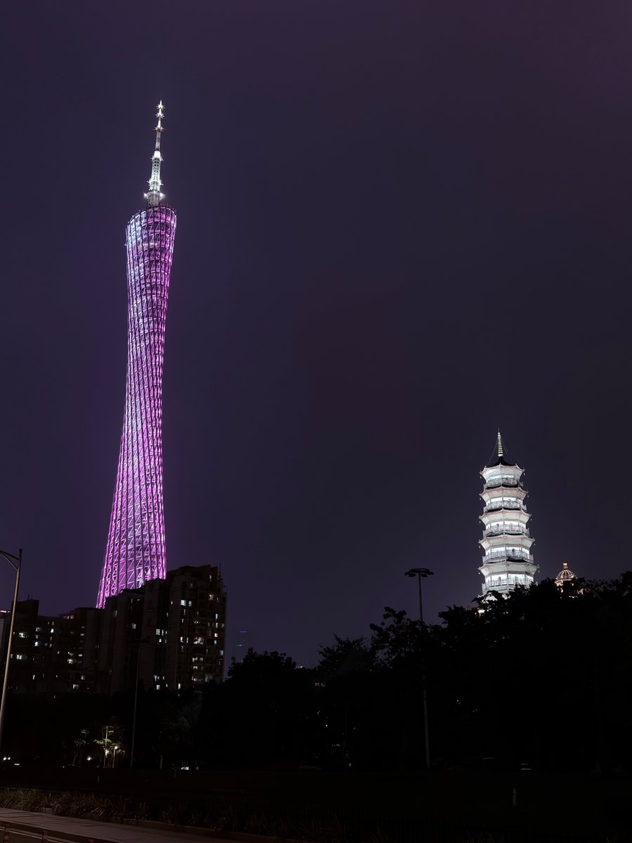passionbruce's tweet photo. @Vincenzo_UNO “双塔辉映”的景观，要是 LED 能再克制一点就好了 https://t.co/fzPDVoIQS4