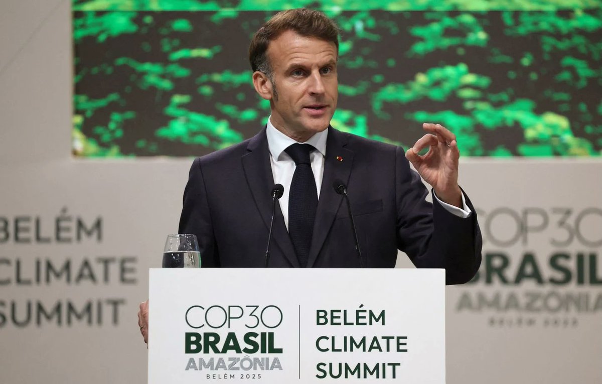 SirenesFR's tweet photo. 🔴ALERTE INFO | MACRON EST FINALEMENT FAVORABLE AU MERCOSUR : LES AGRICULTEURS L'ACCUSENT DE "TRAHIR L’AGRICULTURE FRANÇAISE" 🧑‍🌾

🌲Après avoir assuré son opposition au traité commercial entre l’UE et le Mercosur, Emmanuel Macron a déclaré depuis le Brésil se montrer désormais « plutôt positif » à son adoption. Une volte-face qui provoque la colère du monde agricole.

🪧Le président de la FNSEA, Arnaud Rousseau, dénonce un « reniement total » et « une rupture avec l’agriculture française ». Même indignation pour la Coordination rurale, qui parle d’un « plan social agricole ». Les syndicats appellent les eurodéputés français à s’opposer à un accord jugé destructeur pour la souveraineté alimentaire du pays. (AFP)