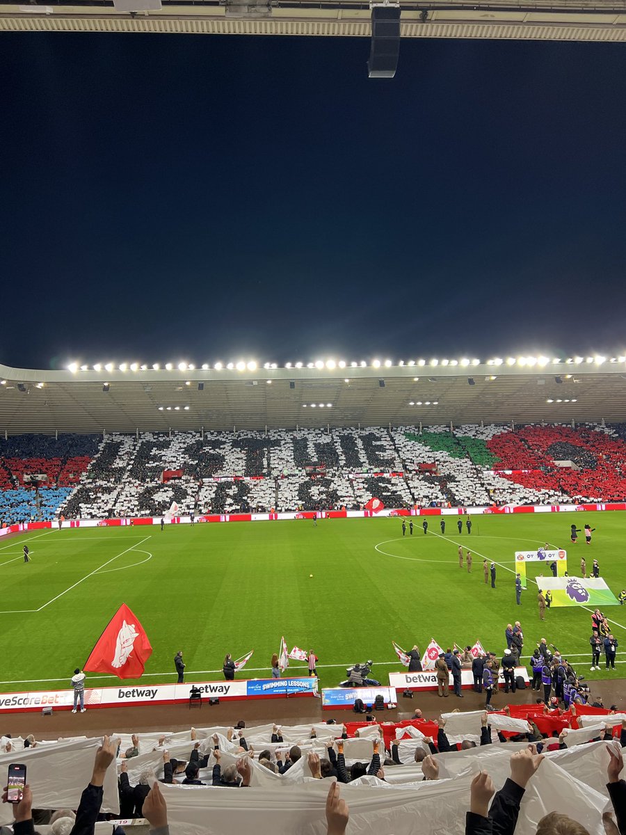 SRfunctional's tweet image. There’s levels when it comes to display’s and there’s levels when it comes to fanbases 🔝 

🎶 We’ll never be mastered by black and white bastards coz Sunderland are the best of them all 🎶 

#FTM #SAFC