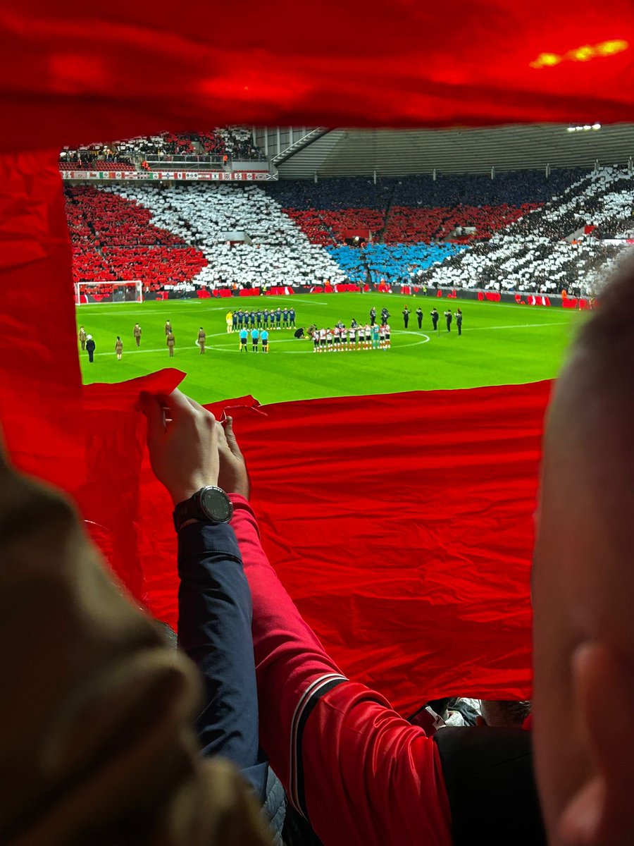 SRfunctional's tweet image. There’s levels when it comes to display’s and there’s levels when it comes to fanbases 🔝 

🎶 We’ll never be mastered by black and white bastards coz Sunderland are the best of them all 🎶 

#FTM #SAFC