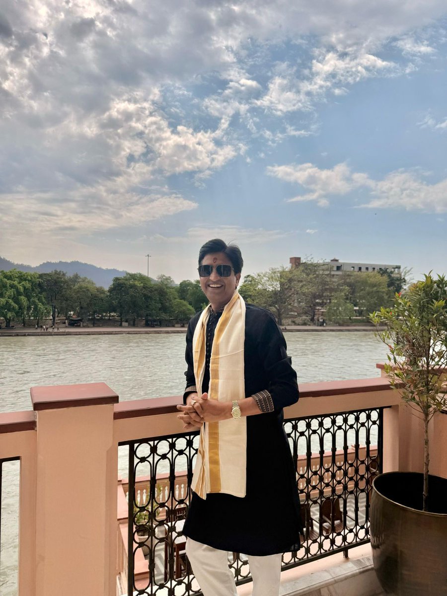 DrKumarVishwas's tweet image. उत्तराखण्ड से मेरा लगाव सदा से ही विशिष्ट रहा है। जरा सा समय मिलते ही माँ गंगा के पावन आँचल की शीतल छाया में शरण पाना मेरे लिए ईश्वर-प्रदत्त परम कृपा एवं आत्म-परितोष का दिव्य अनुभव बन जाता है। 
अपनी अद्वितीय नैसर्गिक सौन्दर्य-संपदा के लिए सुविख्यात देवभूमि उत्तराखंड के सभी…